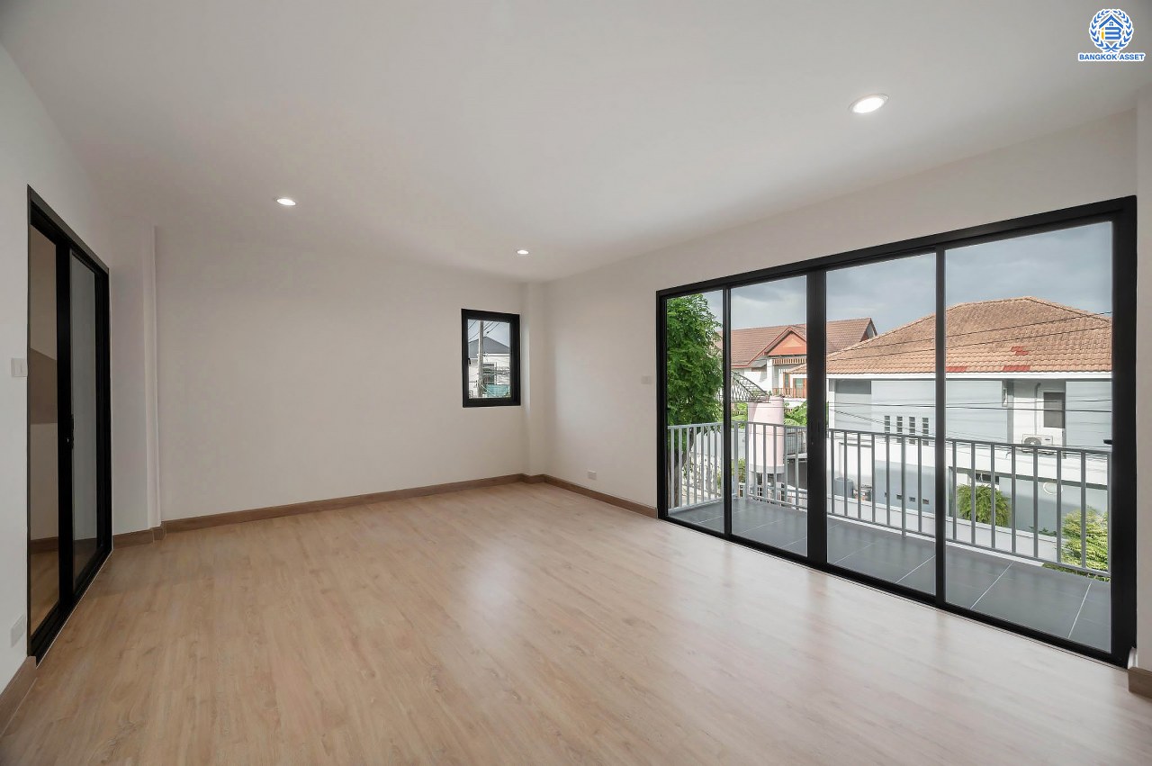 บ้านมือสองตกแต่งใหม่ โครงการ มณธานี บางแค บ้านเดี่ยว 3 ชั้นหลังมุม ดีไซน์หรูหรา เนื้อที่กว้าง 65.6 ตร.ว. พื้นที่ใช้สอย 240 ตร.ม. ฟังก์ชัน 5 ห้องนอน 4 ห้องน้ำ 2 ที่จอดรถ ฟังก์ชันครบตอบทุกไลฟ์สไตล์ บนทำเลศักยภาพ เชื่อมต่อถนนกาญจนาภิเษก ใกล้เดอะมอลล์บางแค ใกล้รถไฟฟ้าสายสีน้ำเงิน "สถานีหลักสอง" และจุดขึ้นทางด่วน "กาญจนาภิเษก"